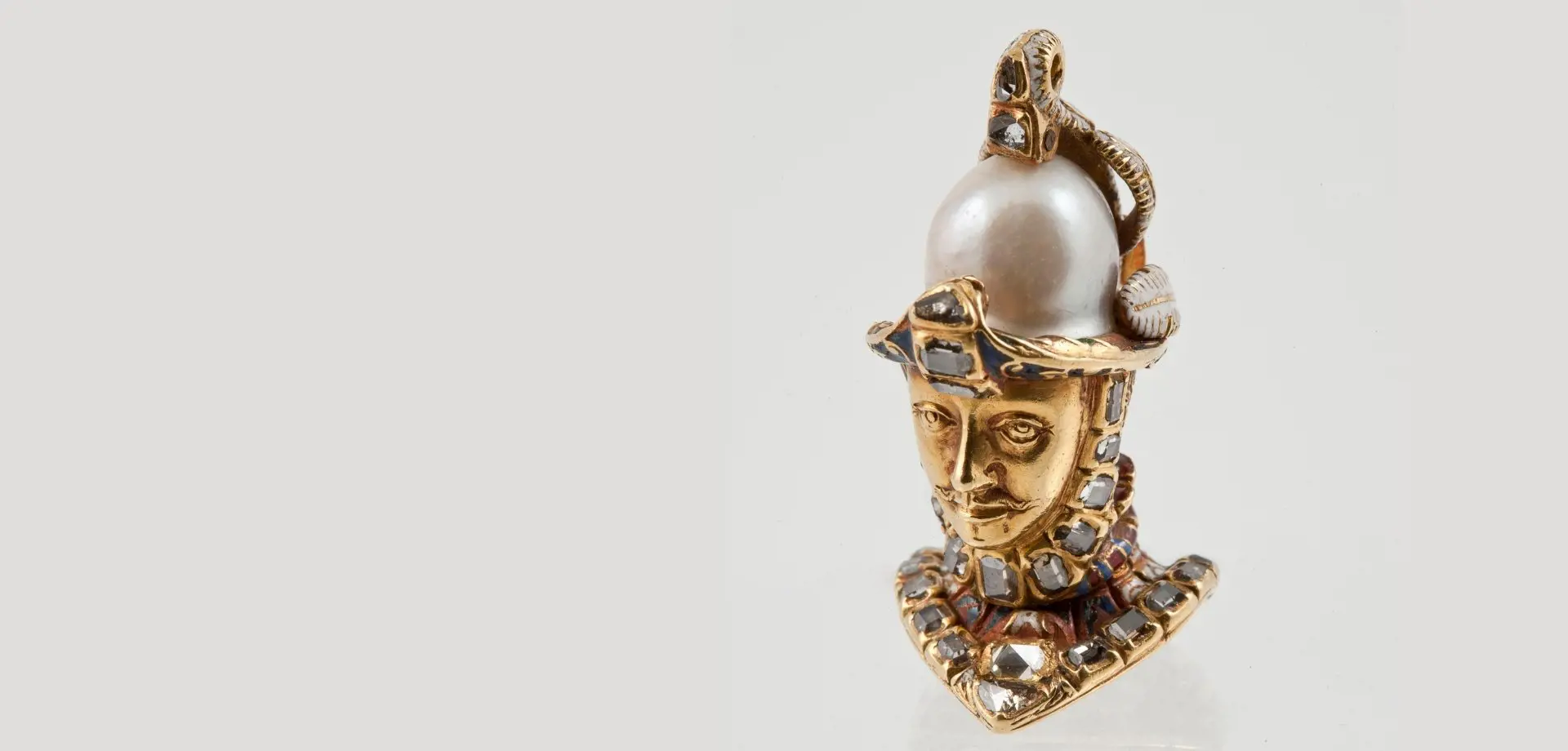 Gold diamond set pearl pendant